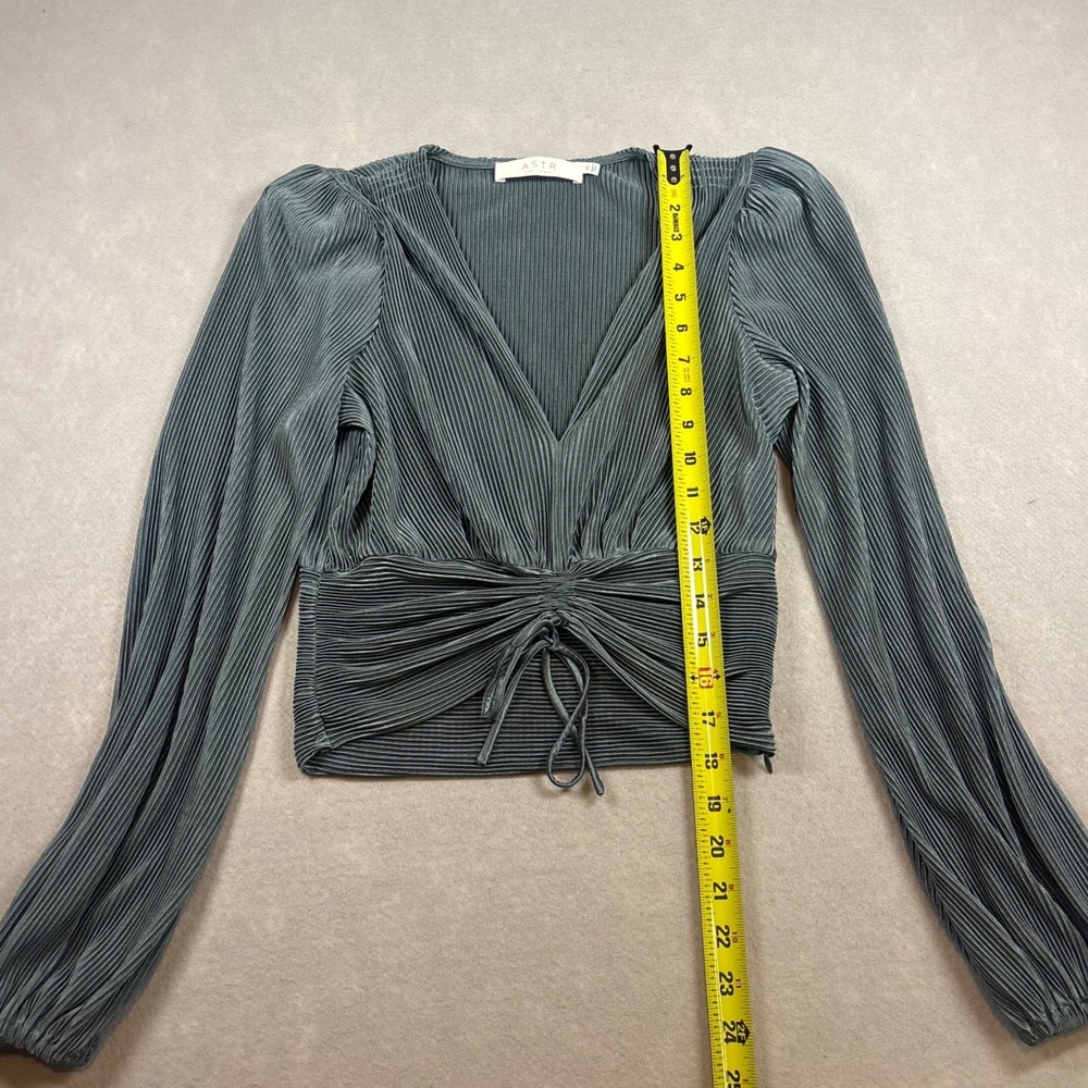 ASTR The Label Womens Plisse Pleated Cinched Front V-Neck Cropped Blouse Sage XS - Picture 2 of 5